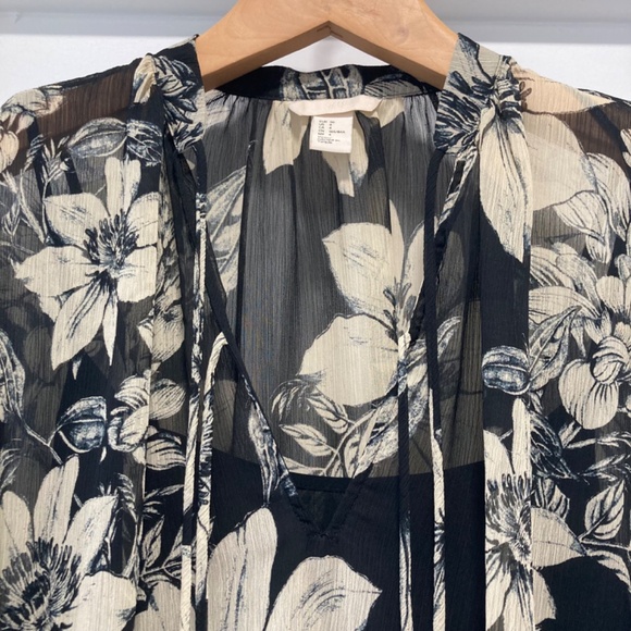 H&M Black & Ivory Floral Print Tie Flowy Blouse Top Size 4 - Picture 8 of 13